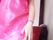 Девица сама себя трахает