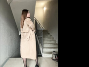 _emilybaby_ трахает киску в подъезде