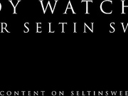 Девица сама себя трахает