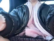 Дрочит и раздевается в такси