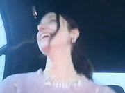 Дрочит и раздевается в такси