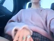 Дрочит и раздевается в такси