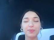 Дрочит и раздевается в такси