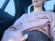 Дрочит и раздевается в такси