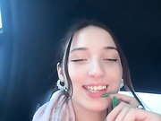 Дрочит и раздевается в такси