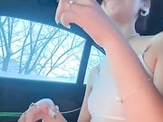 Дрочит и раздевается в такси