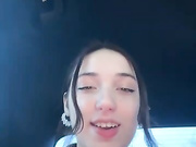 Дрочит и раздевается в такси