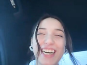 Дрочит и раздевается в такси