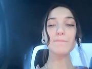 Дрочит и раздевается в такси