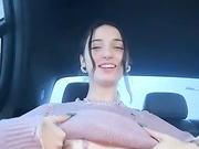 Дрочит и раздевается в такси