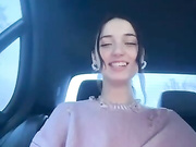 Дрочит и раздевается в такси