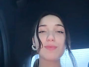 Дрочит и раздевается в такси