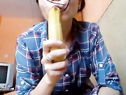 Девица сама себя трахает