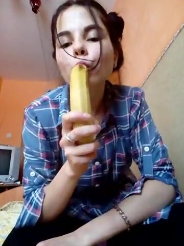 Девица сама себя трахает