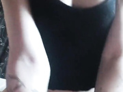 Девица сама себя трахает