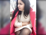 Картавая светит киской в такси и в парке