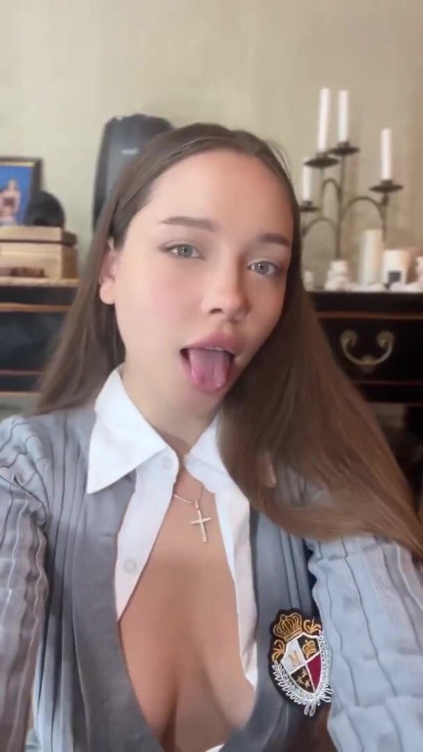 Девица сама себя трахает