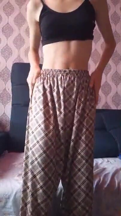 Девица дрочит