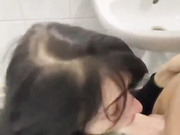 Девица сосёт и трахается