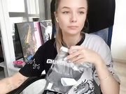 Девица дрочит