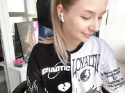 Девица дрочит