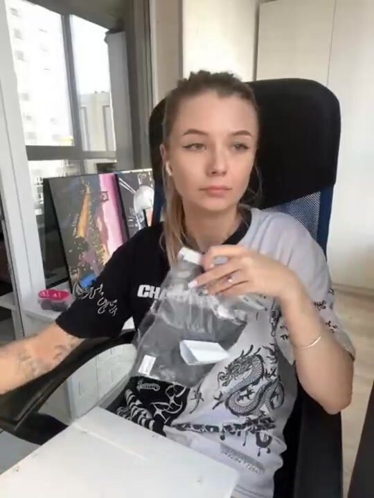 Девица дрочит