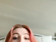 Девица сама себя трахает