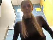 Девица дрочит