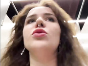 Катя и Ника в туалете ТЦ