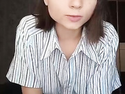 Девица дрочит