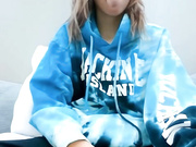 Девица дрочит
