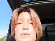 Девица сама себя трахает