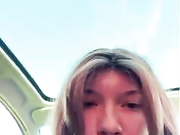 Девица сама себя трахает