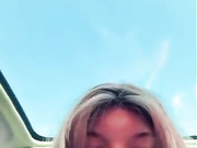 Девица сама себя трахает