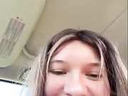 Девица сама себя трахает