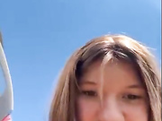 Девица сама себя трахает