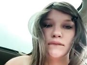 Девица сама себя трахает