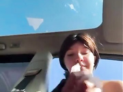 Девица сама себя трахает