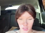 Девица дрочит