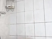 Девица сама себя трахает