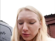 AmmyAlexInPublic смело дрочит во дворе