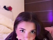 Девица сама себя трахает