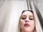 _Katrinka_в примерочной в телесных колготках