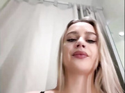 _Katrinka_в примерочной в телесных колготках