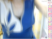 Крошка ласкает кису в хлебном киоске