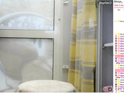 Крошка ласкает кису в хлебном киоске