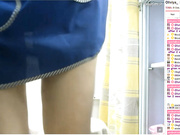 Крошка ласкает кису в хлебном киоске