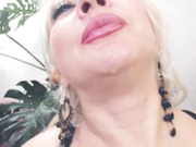 ALIKAkiss трахает свой рот и попку