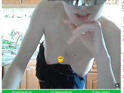 Юная дразнит