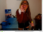 Просит кончить в ушко